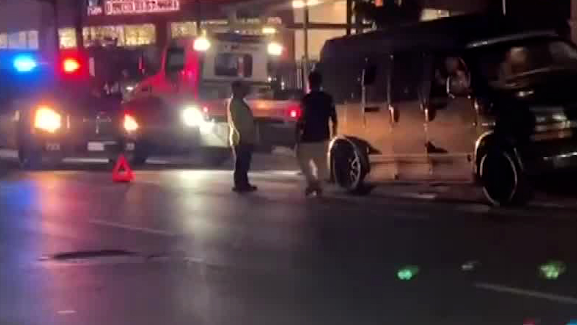 Una camioneta transportaba a una familia de ocho personas que sufrieron un percance vial impactándose contra un muro divisorio.