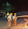 Foto de bomberos combatiendo el fuego tras el choque, reportan lesionados.