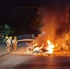 Foto de bomberos combatiendo el fuego tras el choque, reportan lesionados.
