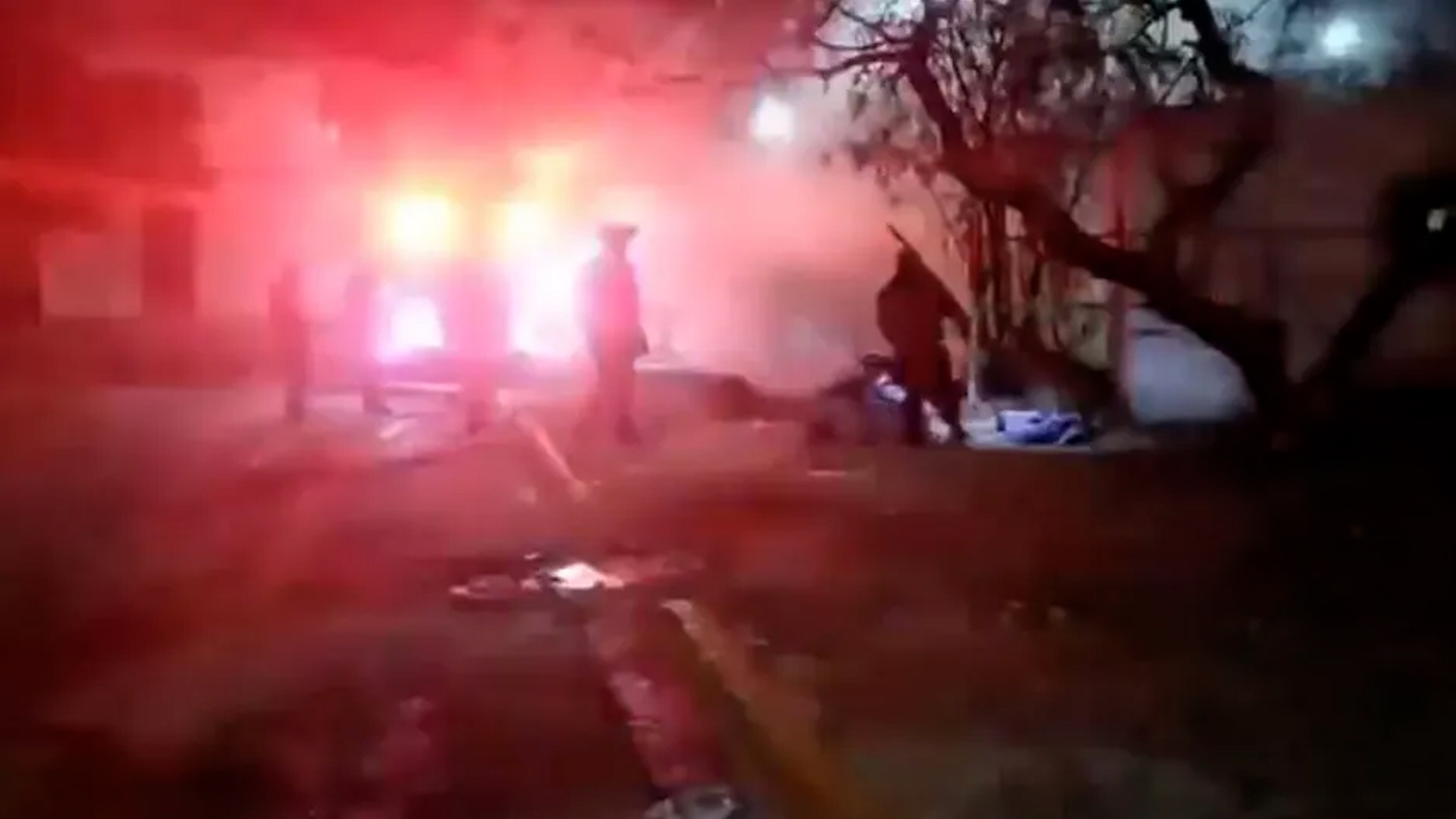 Autoridades investigan el hecho que causo daños materiales en el establecimiento en la colonia Laderas del Topo Chico en Monterrey.