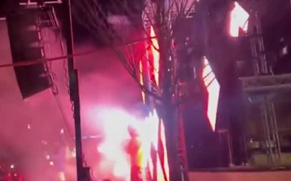 Testigos afirman que el fuego inició por el estallido del techo provocado por la pirotecnia. Las autoridades mantienen la zona acordonada.