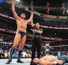 Gunther levantando su mano al derrotar  John Cena en la lucha de retiro del Rapero Mayor.