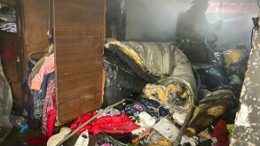 Bomberos atendiendo el reporte de un incendio de vivienda en la colonia José Revueltas de Lerdo.