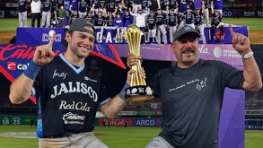 Mateo Gil y Benjamín Gil levantando un trofeo con Charros de Jalisco