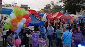 Personas comprando juguetes baratos en Tepito, Ciudad de México para el Día de Reyes Magos.