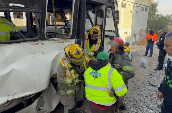 Se observa un camión blanco chocado, con personas afuera.