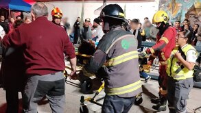 Personal de Protección Civil en Puebla trasladando a una persona herida.