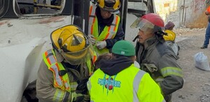 Se ven a varias personas, y un caión con daños materiales.