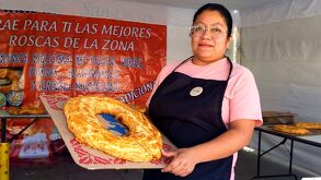 Mujer sosteniendo una rosca de reyes en la feria de San Pedro Cholula, Puebla.