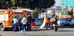 Personal de Protección Civil labora en la atención de una explosión en una unidad habitacional de Puebla.