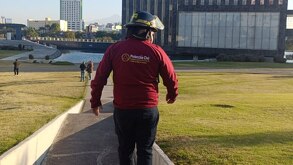 Un elemento de Protección Civil camina sobre el CIS de Puebla.