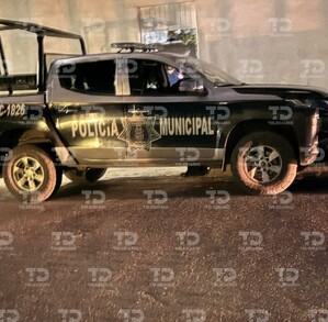 Se observa una patrulla de la policía en la vía pública.