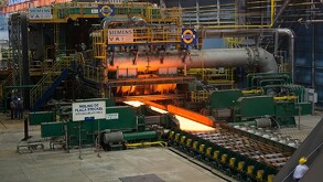 Se observa una empresa con el letrero AHMSA y unos hornos.