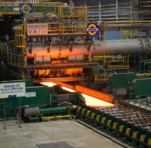 Se observa una empresa con el letrero AHMSA y unos hornos.