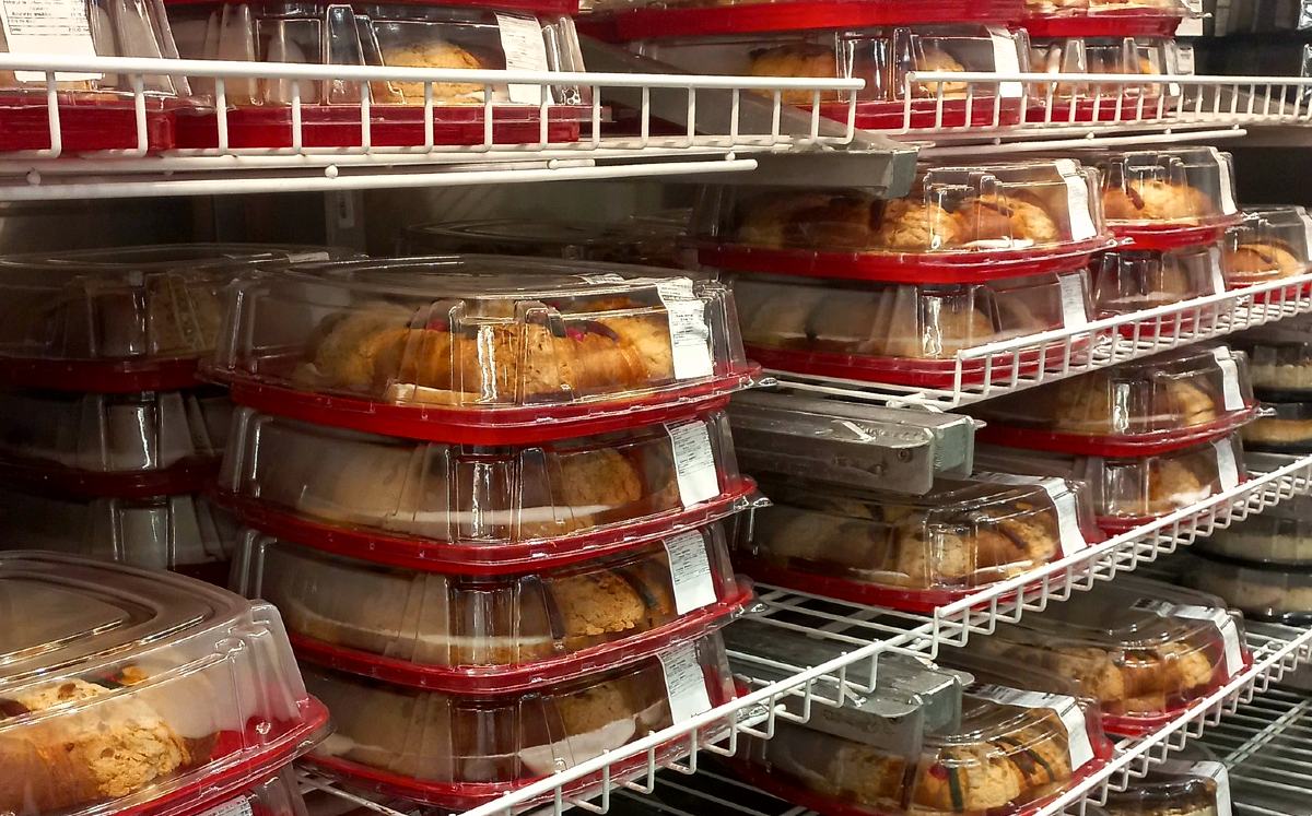 Mostrador de Costco con Rosca de Reyes en exhibición