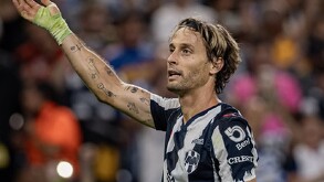 Sergio Canales festejando un gol con Monterrey durante el Apertura 2025 en el Estadio BBVA.