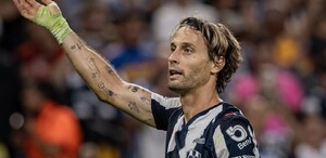 Sergio Canales festejando un gol con Monterrey durante el Apertura 2025 en el Estadio BBVA.
