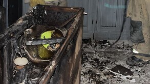 Bomberos controlando el incendio de una vivienda en la colonia Primero de Mayo de Torreón, Coahuila.