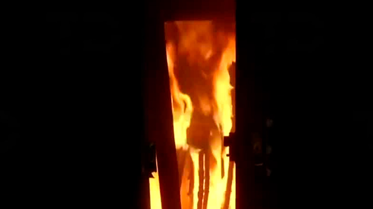 Bomberos de la Ciudad de México sofocaron un incendio provocado por un cortocircuito en una subestación eléctrica en la alcaldía Cuauhtémoc.