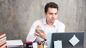 Persona realizando un trámite en línea frente a su computadora