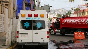 Mujer muere tras derrumbe de su vivienda por sismo en la comunidad de Las Mina, Guerrero.