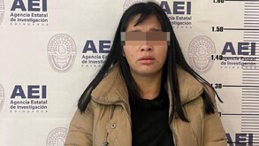 Se observa a una mujer con ojos cubiertos y usa una chamarra beige.