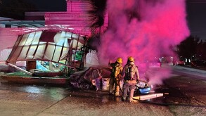 Bomberos apagando el incendio de un auto utilizado para atropellar a dos jóvenes en la colonia Braulio Fernández Aguirre.