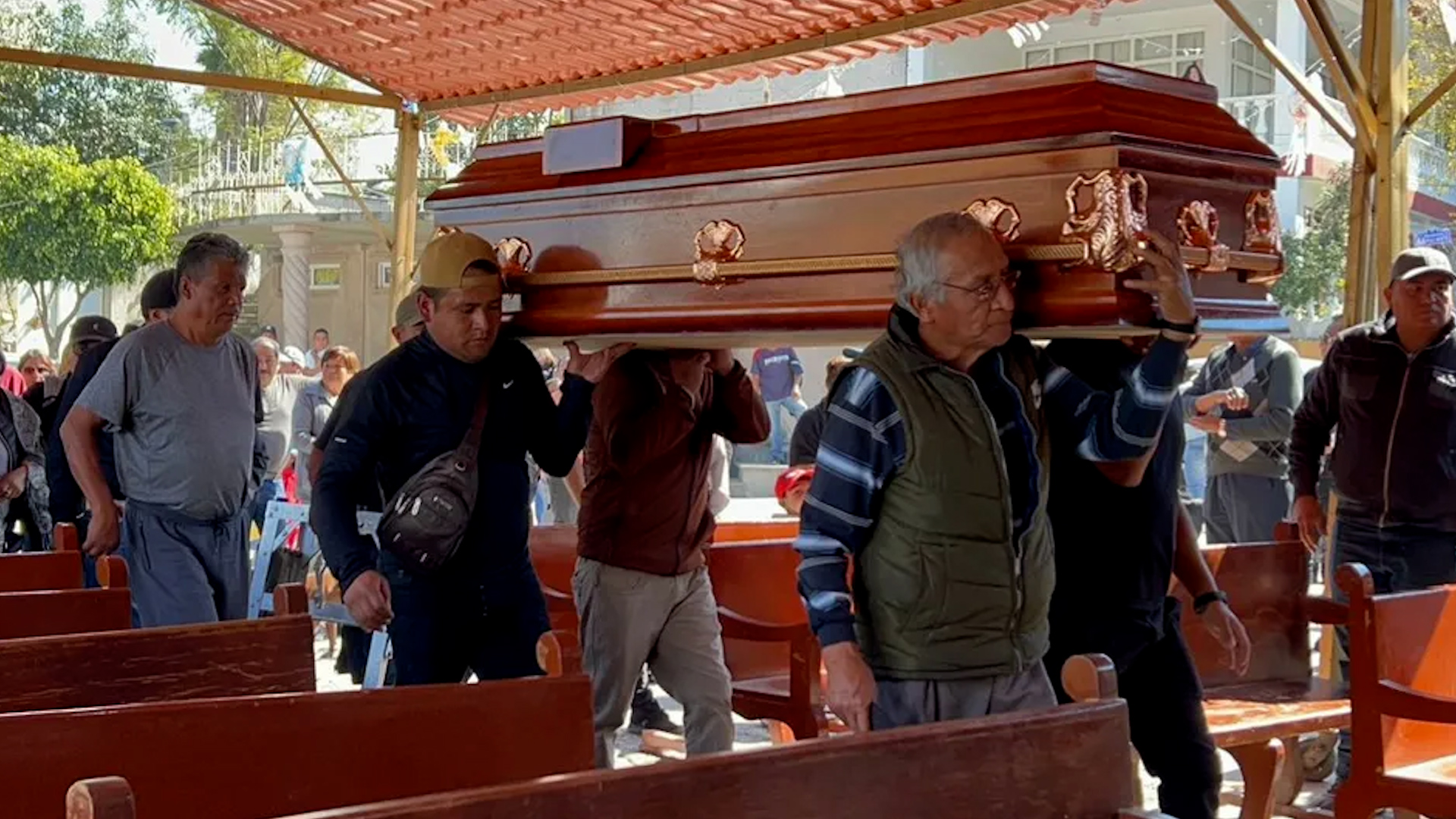 Presuntos repartidores le entregaron a la víctima un arreglo de frutas para después asesinarlo.