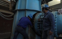 Dos hombres trabajadores del Siapa haciendo reparaciones