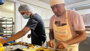 La familia Ramos usa ingredientes naturales para la elaboración de la rosca de Reyes