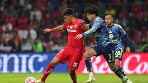 Kevin Álvarez y Jesús Gallardo enfrentándose en un partido entre América y Toluca.