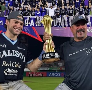 Mateo Gil y Benjamín Gil levantando un trofeo con Charros de Jalisco