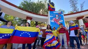 Alrededor de 200 personas festejan en la plaza Simón Bolívar por la detención de Nicolás Maduro