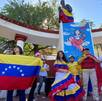 Alrededor de 200 personas festejan en la plaza Simón Bolívar por la detención de Nicolás Maduro