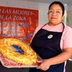 Mujer sosteniendo una rosca de reyes en la feria de San Pedro Cholula, Puebla.