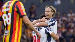 Sergio Canales celebrando el gol con Rayados a Leones Negros.