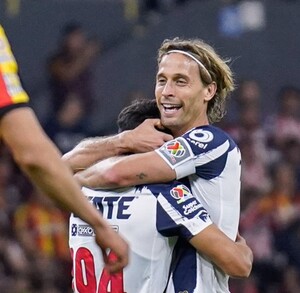 Sergio Canales celebrando el gol con Rayados a Leones Negros.