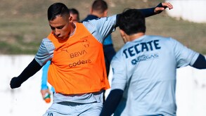 Roberto de la Rosa entrenando con Rayados previo al partido contra Leones Negros de la UDG.
