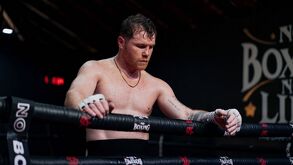 Saúl Álvarez pensando tras un entrenamiento.