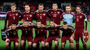 Selección de Rusia formada para salir a un partido de eliminatoria antes de la suspención.