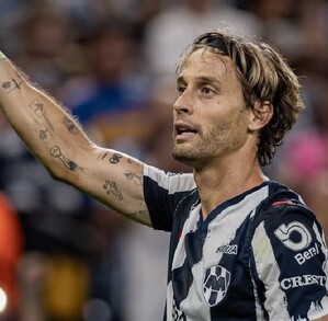 Sergio Canales festejando un gol con Monterrey durante el Apertura 2025 en el Estadio BBVA.