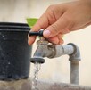 Llave de agua scando el vital líquido en una pila