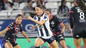 Allison Veloz durante el partido con Rayadas ante Necaxa.