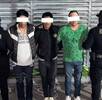 Tres sujetos detenidos y policías en los lados