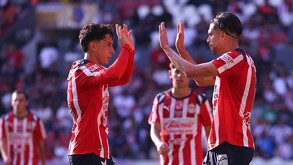 Jugadores de Chivas celebrando un gol ante Leones Negros.