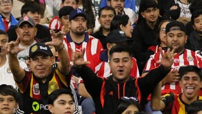 Aficionados de Leones Negros y Chivas en el Estadio Jalisco.