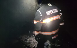 Bombero en casa incendiada