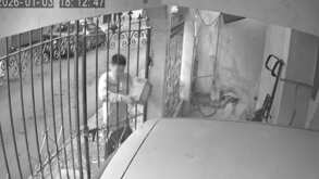 Joven robándose un paquete de Amazon en Monterrey.