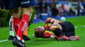 Carlos Fierro tendido en el terreno de juego durante la Copa Pacífica.