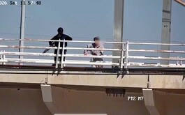 Vías de la línea 3 del tren ligero con dos personas en las vías